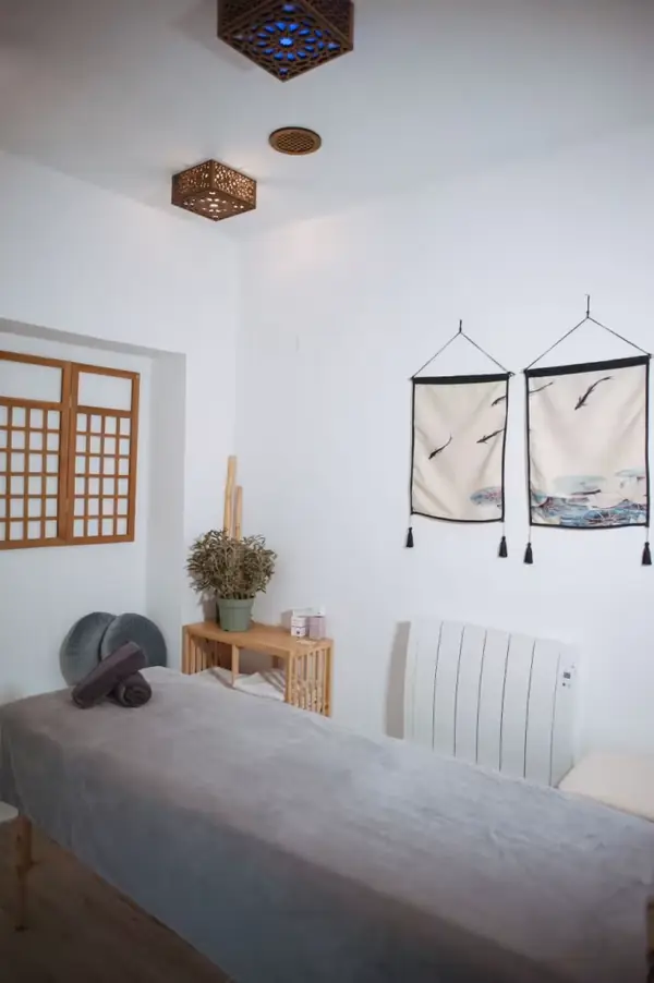 Sala Zen de Quiroesencia en Granada centro, con camilla preparada y luz cálida antes de una sesión de masaje