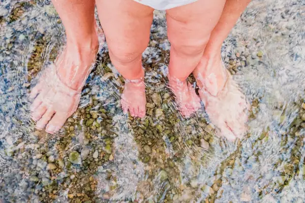 Pies descalzos en agua fresca, sensación de ligereza en las piernas