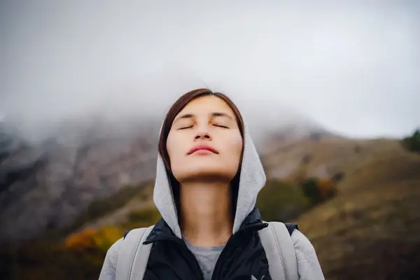 Ejercicio de respiración consciente para recuperar energía en días grises — Quiroesencia Granada